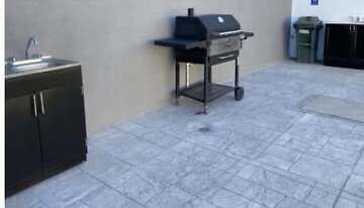 Asador y tarja con gabinete junto al área techada