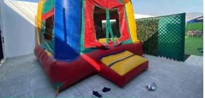 Brincolín inflable en el jardín